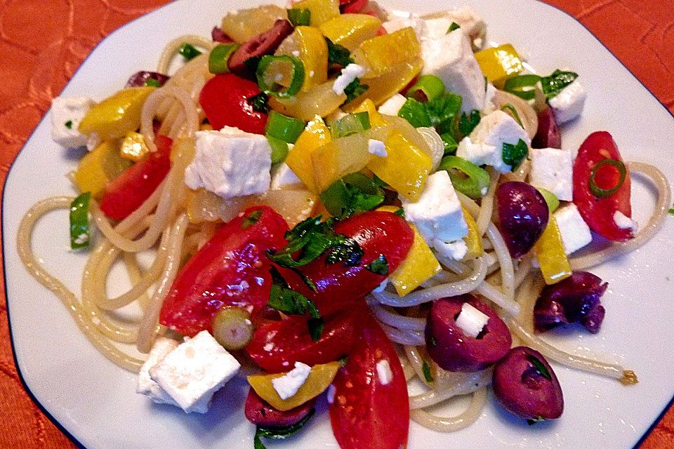 Bibis sommerlicher Spaghetti-Gemüse-Salat