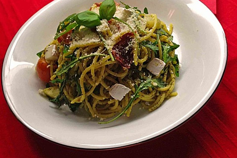 Bibis sommerlicher Spaghetti-Gemüse-Salat