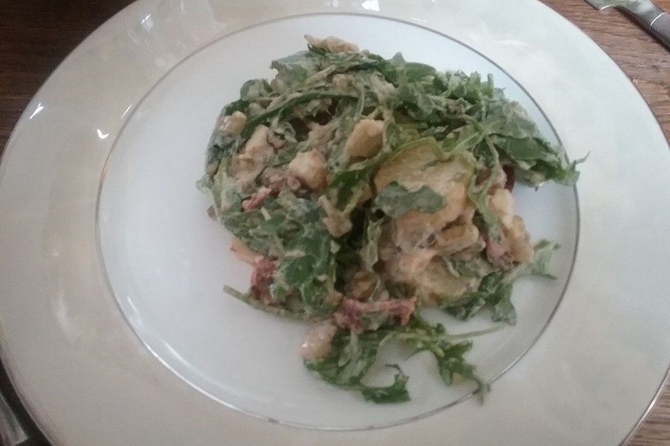 Kartoffelsalat mit Rucola und getrockneten Tomaten