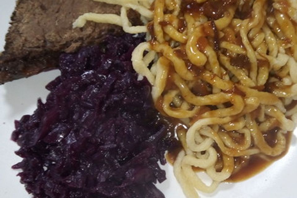 Sauerbraten mit Rotkohl und Kartoffelklößen