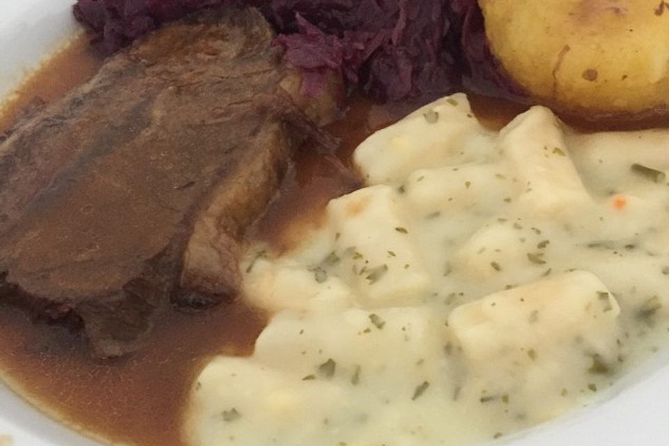 Sauerbraten mit Rotkohl und Kartoffelklößen