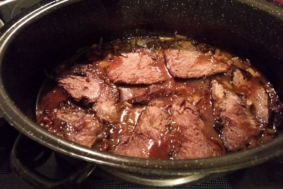 Sauerbraten mit Rotkohl und Kartoffelklößen