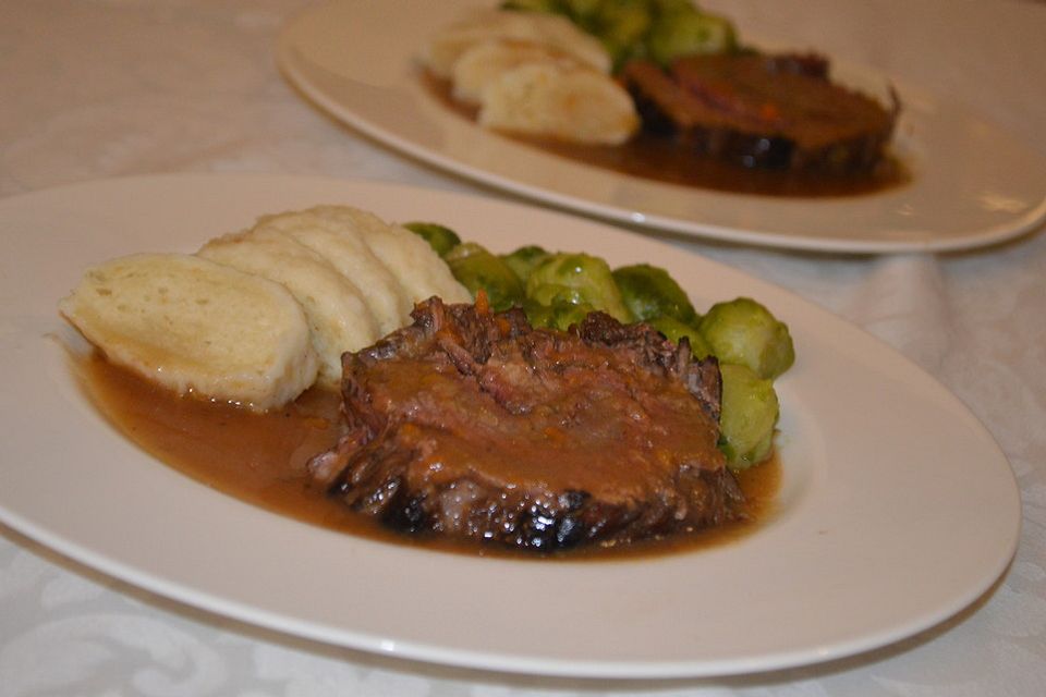 Sauerbraten mit Rotkohl und Kartoffelklößen