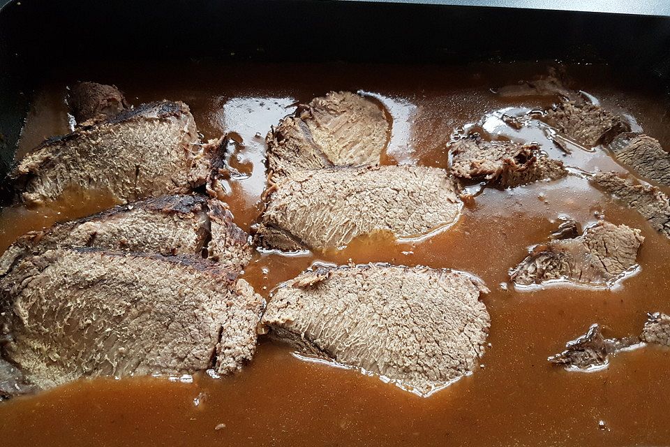 Sauerbraten mit Rotkohl und Kartoffelklößen