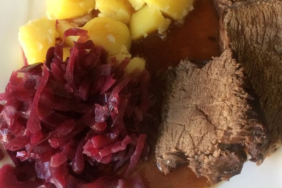 Sauerbraten mit Rotkohl und Kartoffelklößen