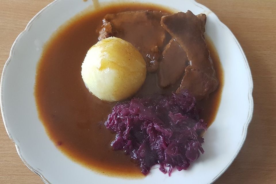 Sauerbraten mit Rotkohl und Kartoffelklößen