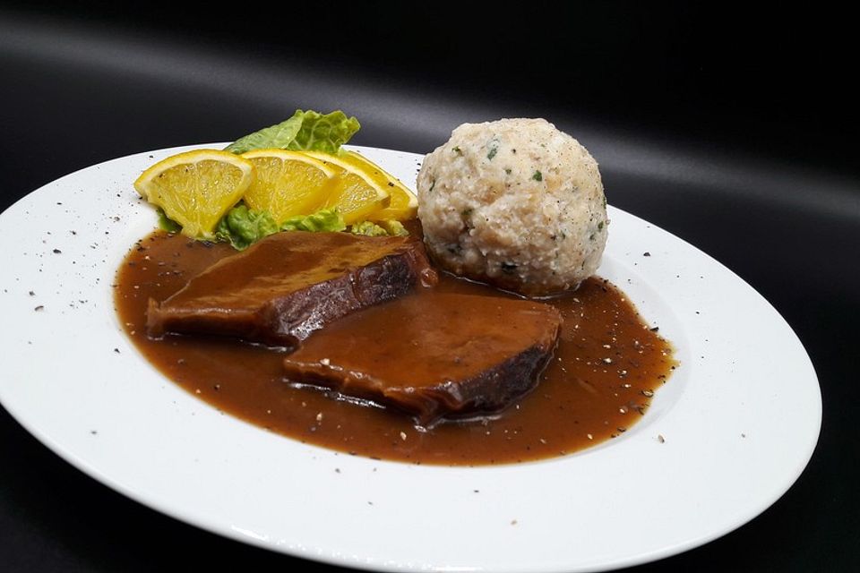 Sauerbraten mit Rotkohl und Kartoffelklößen