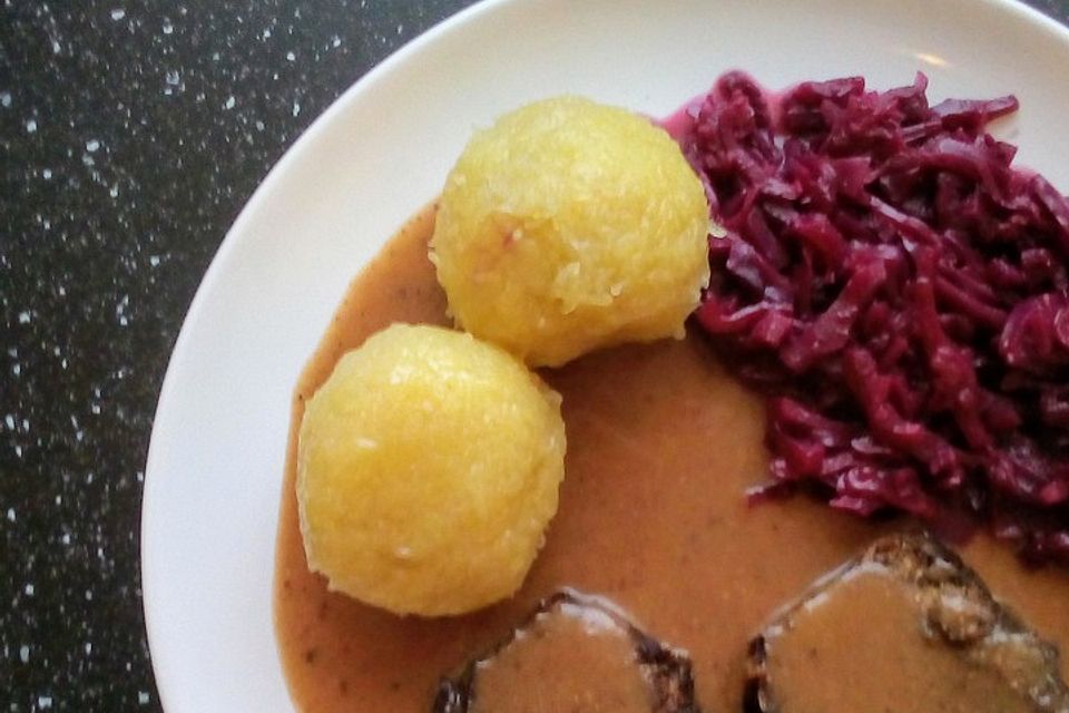 Sauerbraten mit Rotkohl und Kartoffelklößen