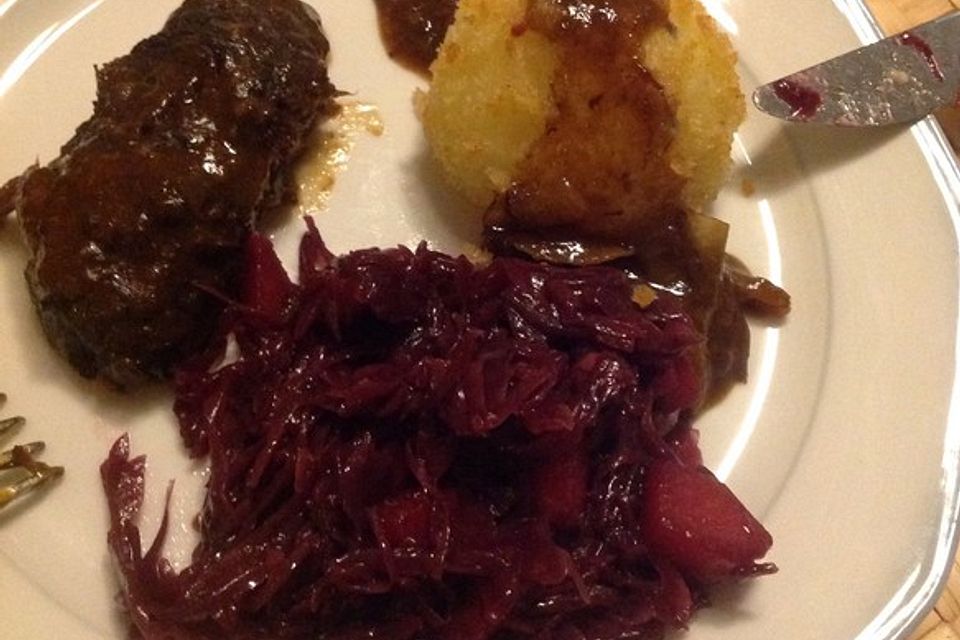 Sauerbraten mit Rotkohl und Kartoffelklößen