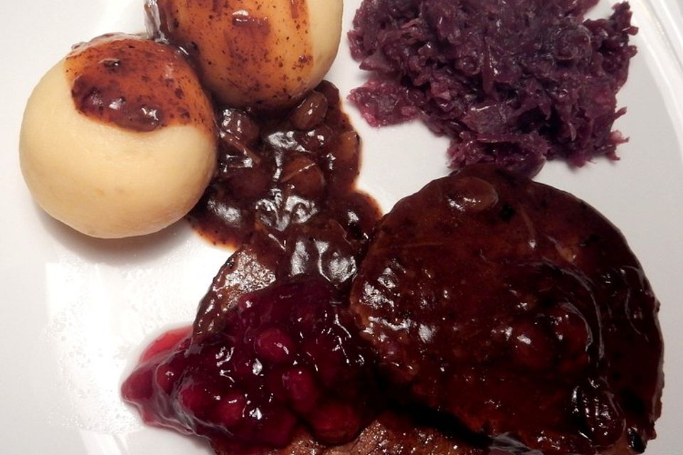 Sauerbraten mit Rotkohl und Kartoffelklößen