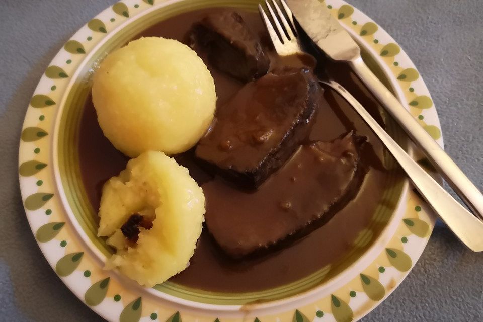 Sauerbraten mit Rotkohl und Kartoffelklößen