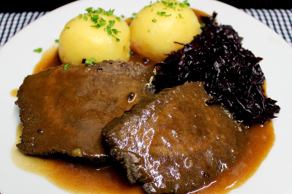 Sauerbraten mit Rotkohl und Kartoffelklößen