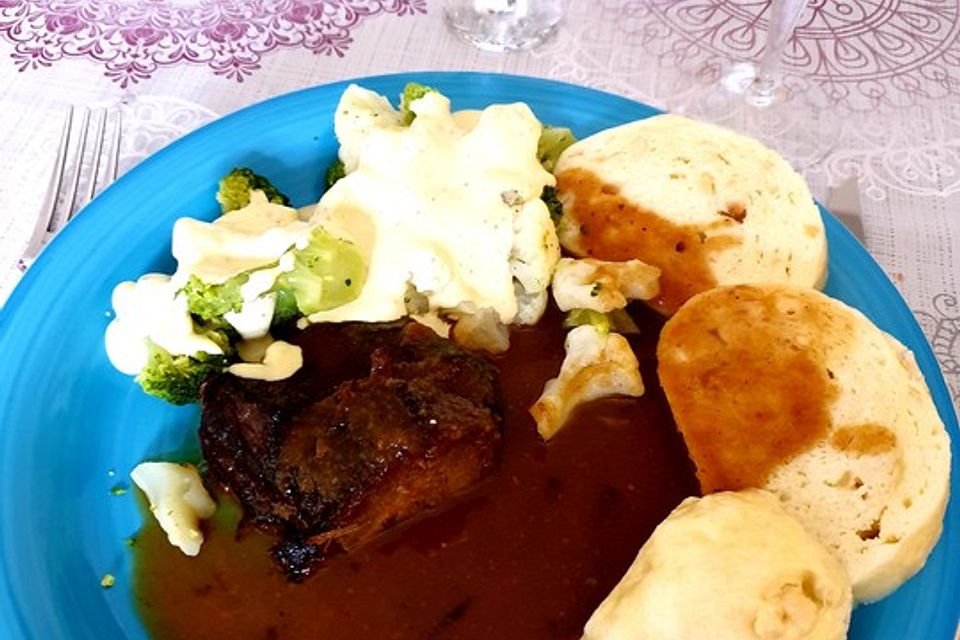 Sauerbraten mit Rotkohl und Kartoffelklößen