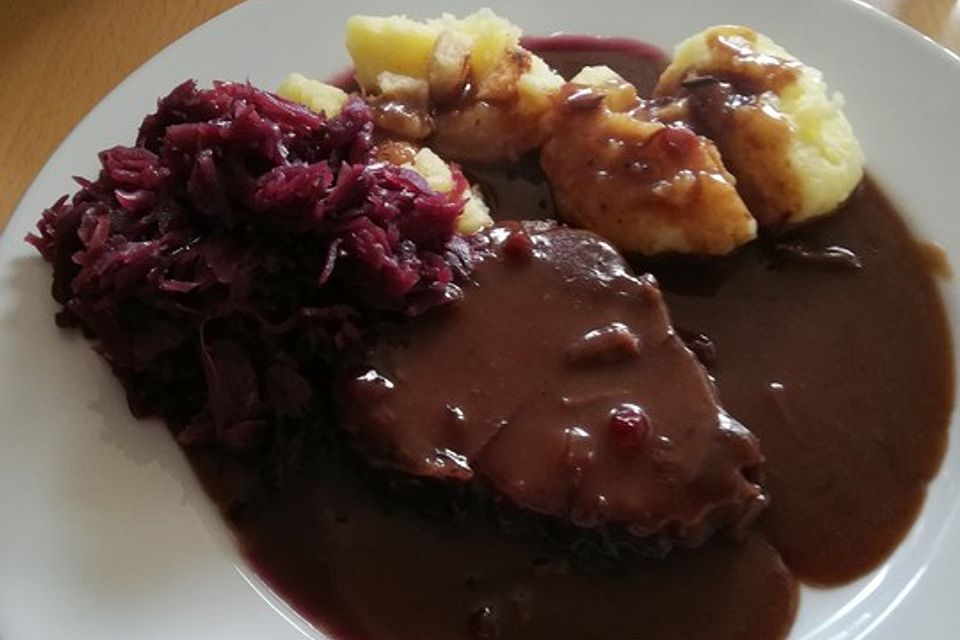 Sauerbraten mit Rotkohl und Kartoffelklößen