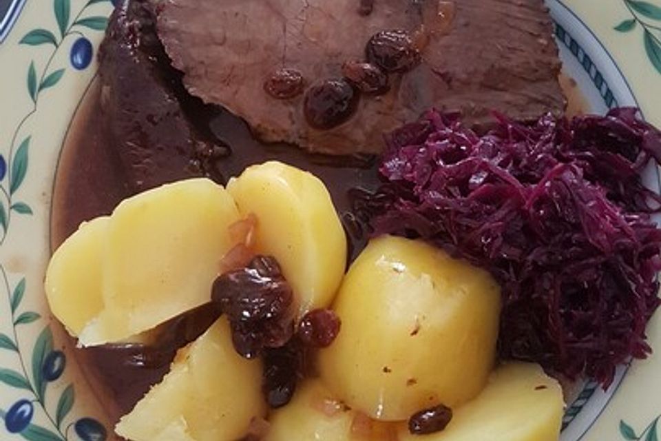 Sauerbraten mit Rotkohl und Kartoffelklößen