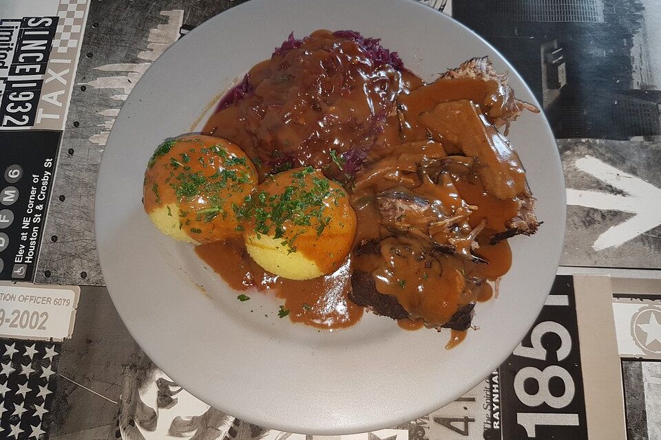 Sauerbraten mit Rotkohl und Kartoffelklößen