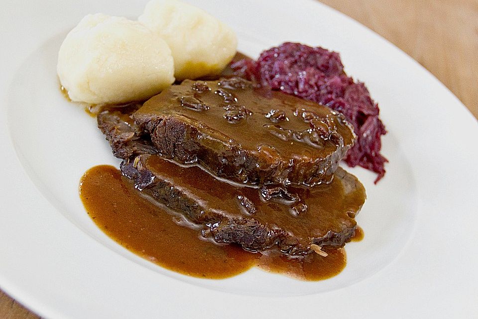 Sauerbraten mit Rotkohl und Kartoffelklößen