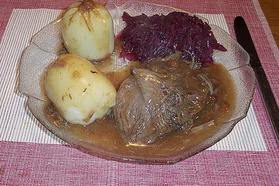 Sauerbraten mit Rotkohl und Kartoffelklößen