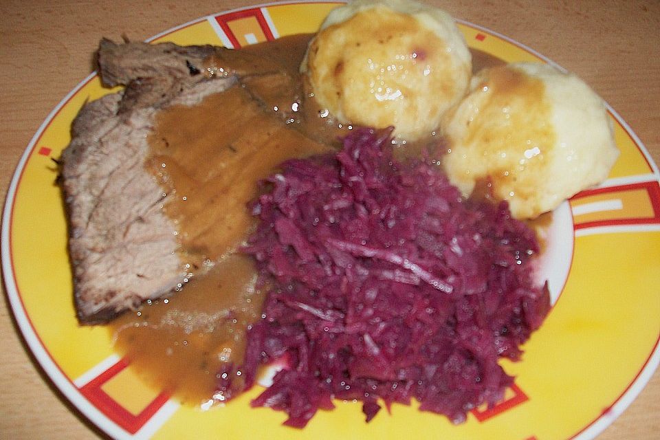 Sauerbraten mit Rotkohl und Kartoffelklößen