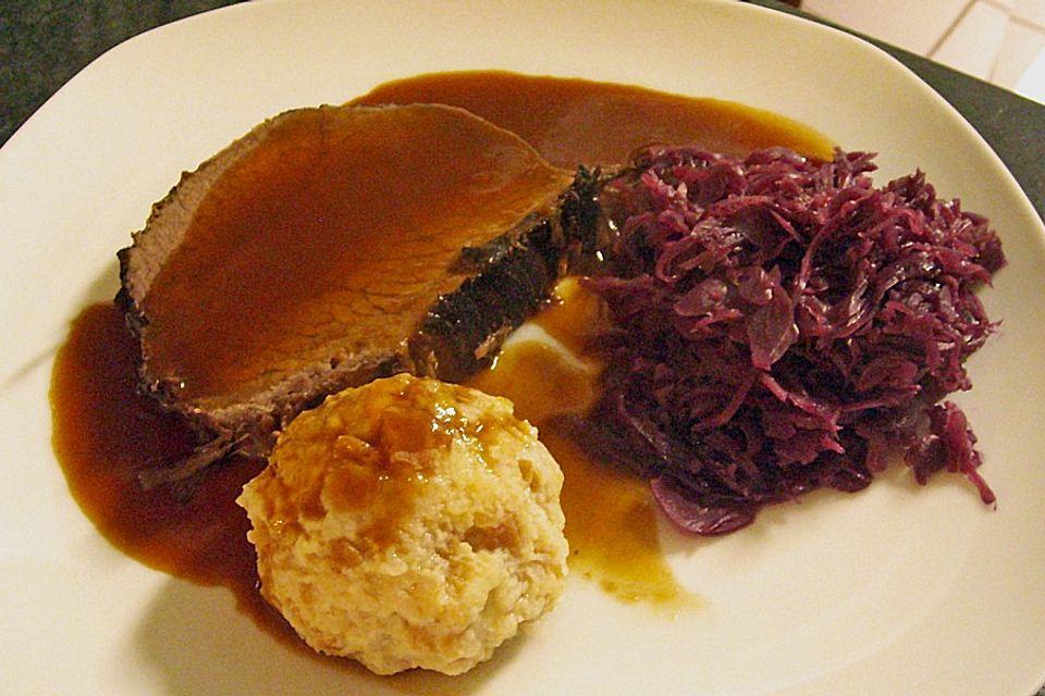 Sauerbraten mit Rotkohl und Kartoffelklößen