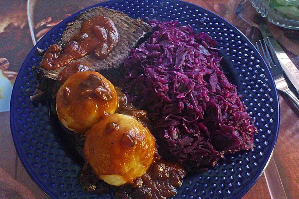 Sauerbraten mit Rotkohl und Kartoffelklößen