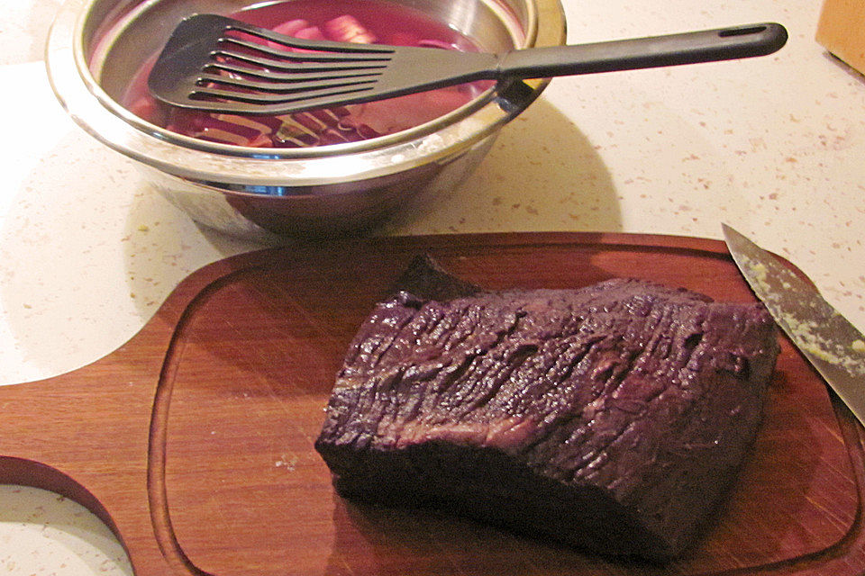 Sauerbraten mit Rotkohl und Kartoffelklößen