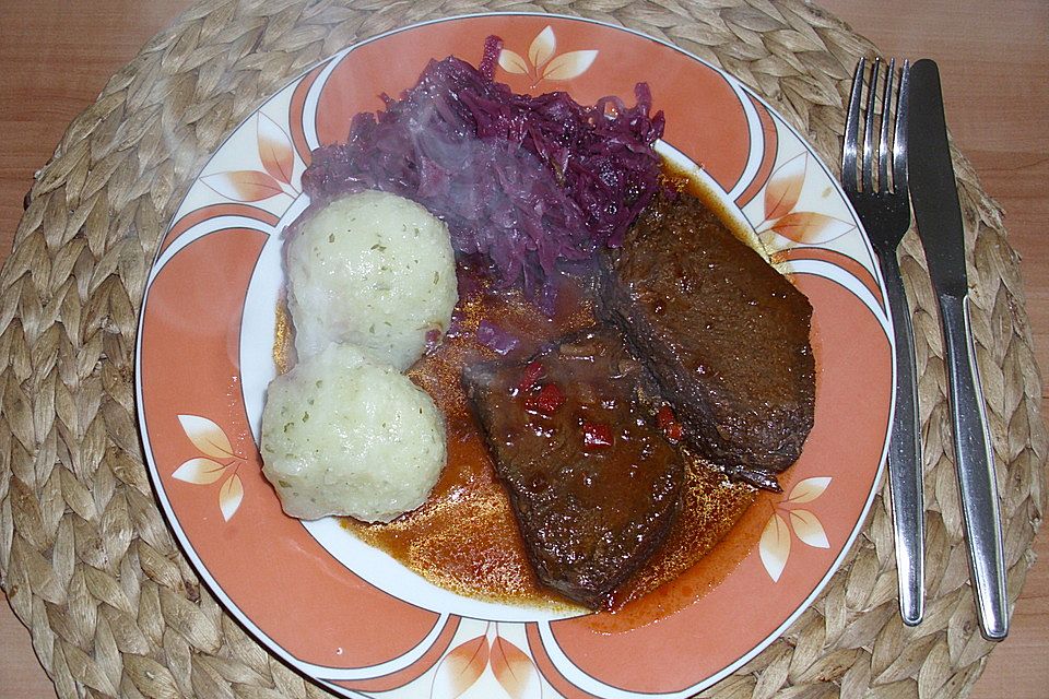 Sauerbraten mit Rotkohl und Kartoffelklößen