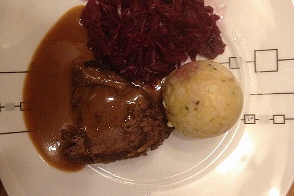 Sauerbraten mit Rotkohl und Kartoffelklößen