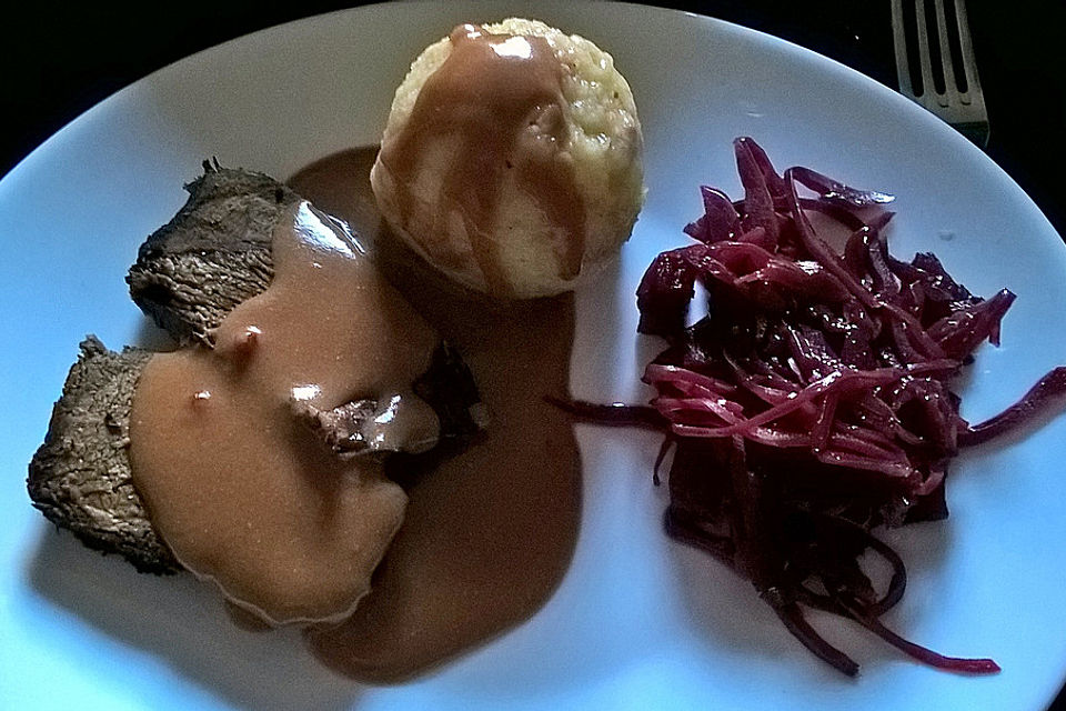 Sauerbraten mit Rotkohl und Kartoffelklößen