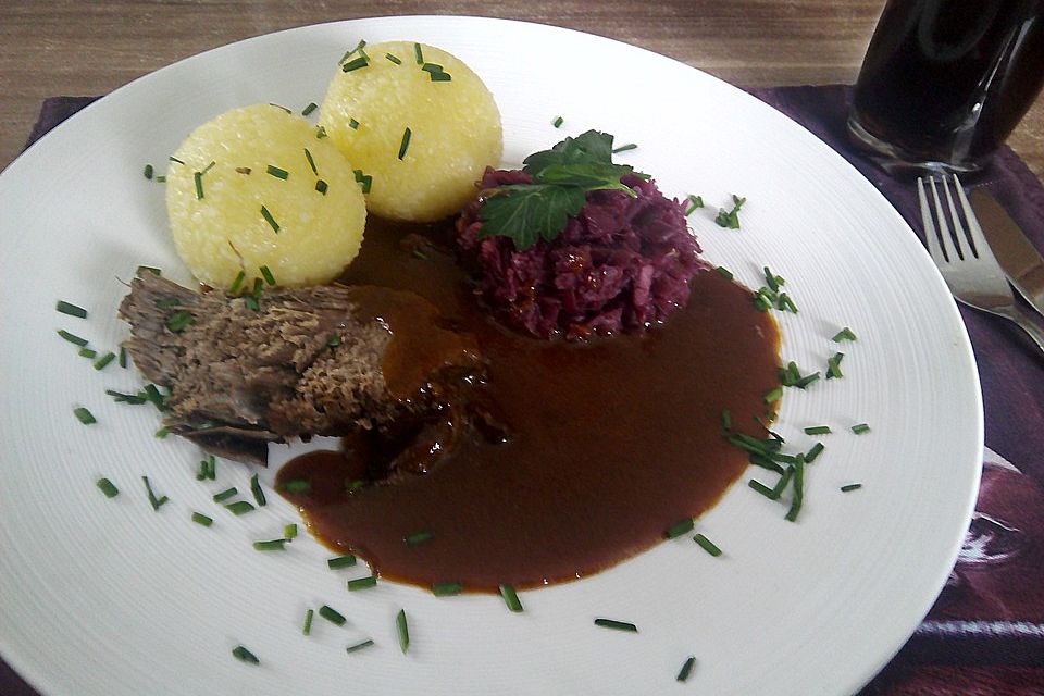 Sauerbraten mit Rotkohl und Kartoffelklößen