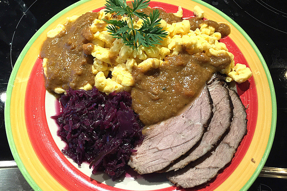 Sauerbraten mit Rotkohl und Kartoffelklößen