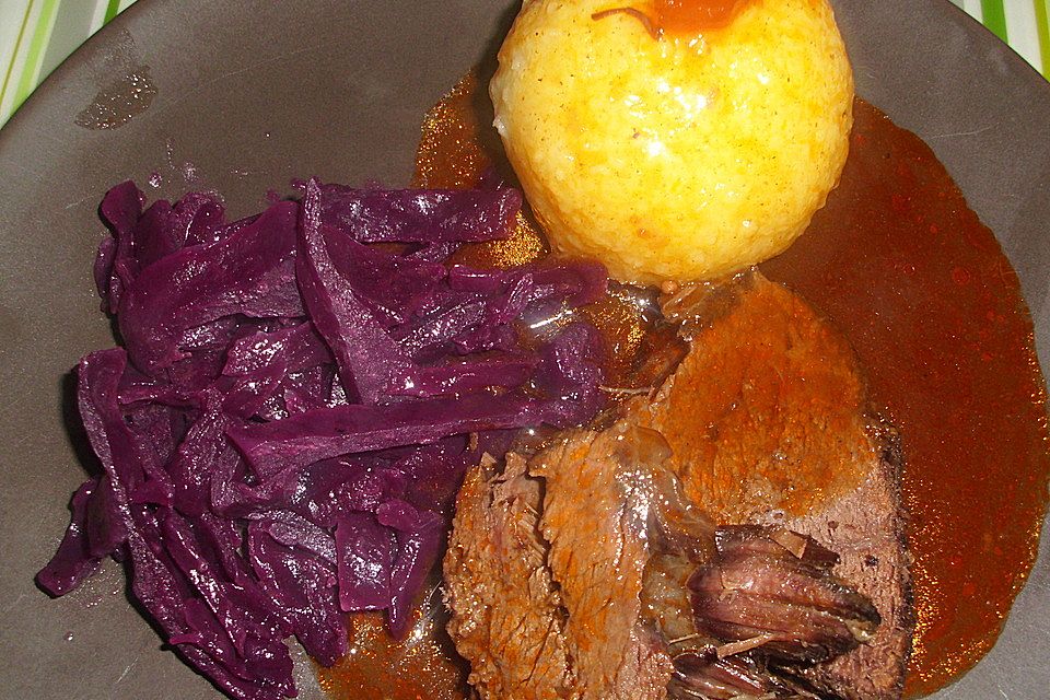 Sauerbraten mit Rotkohl und Kartoffelklößen