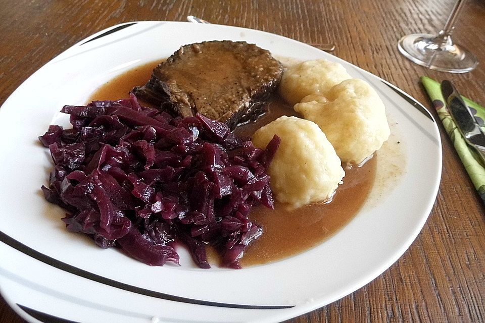 Sauerbraten mit Rotkohl und Kartoffelklößen