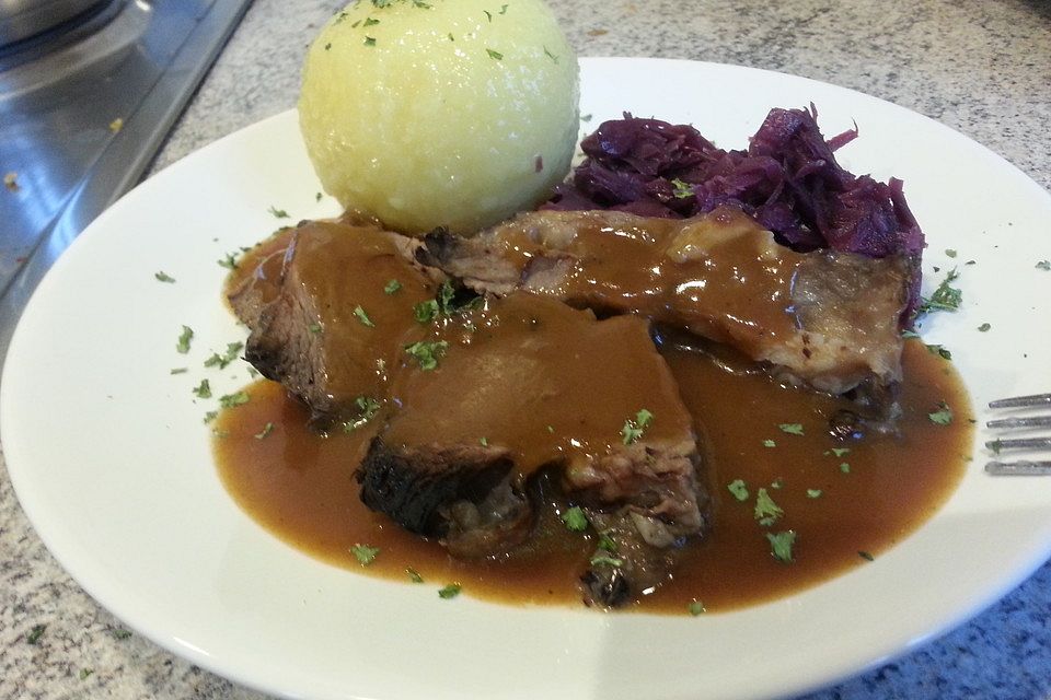 Sauerbraten mit Rotkohl und Kartoffelklößen