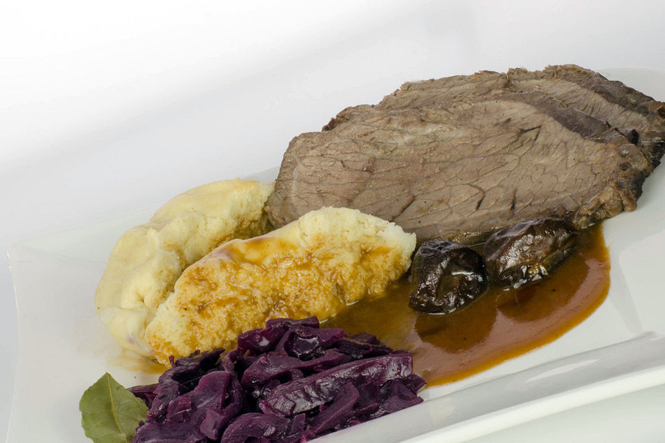 Sauerbraten mit Rotkohl und Kartoffelklößen