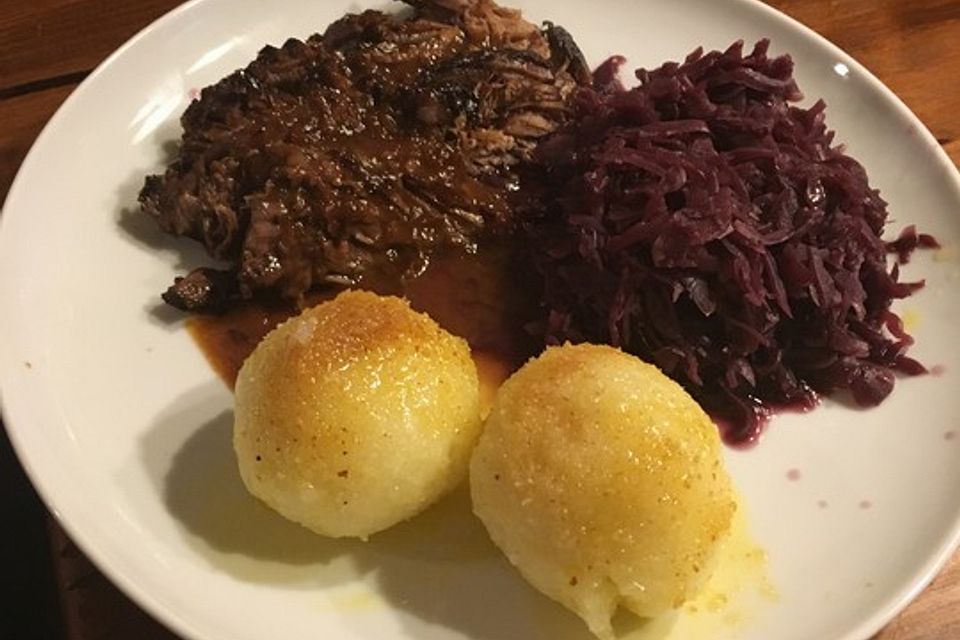 Sauerbraten mit Rotkohl und Kartoffelklößen