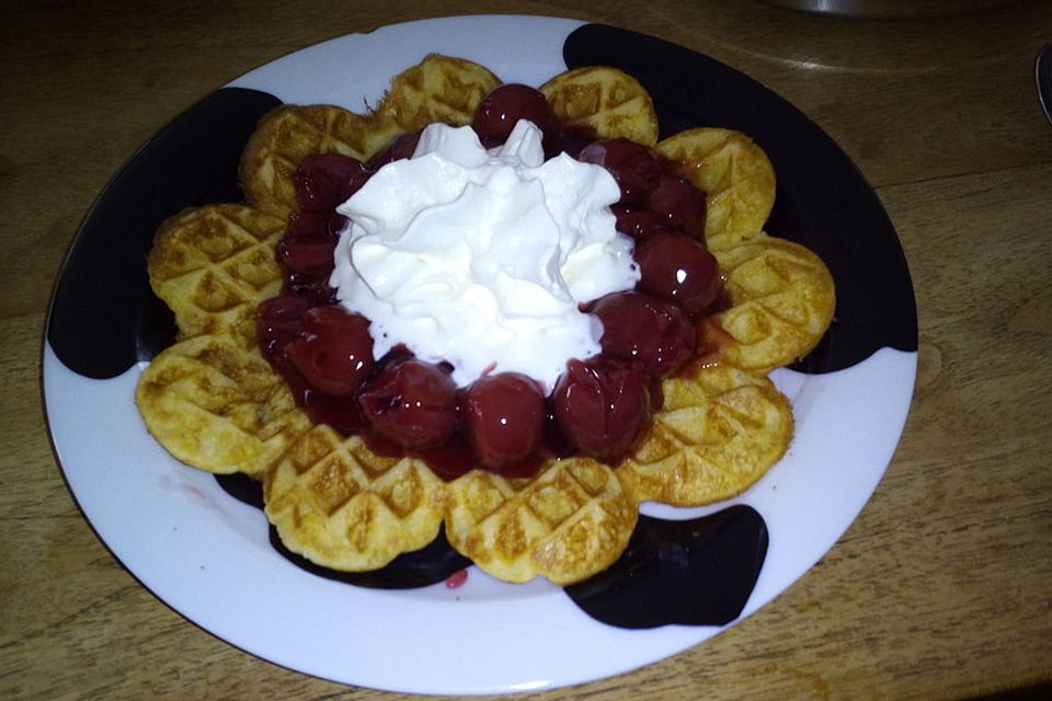 Waffeln mit heißen Kirschen