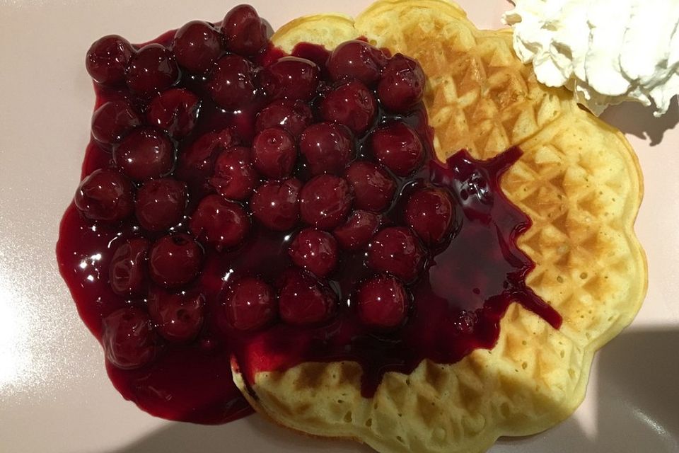 Waffeln mit heißen Kirschen