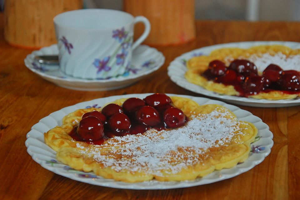 Waffeln mit heißen Kirschen