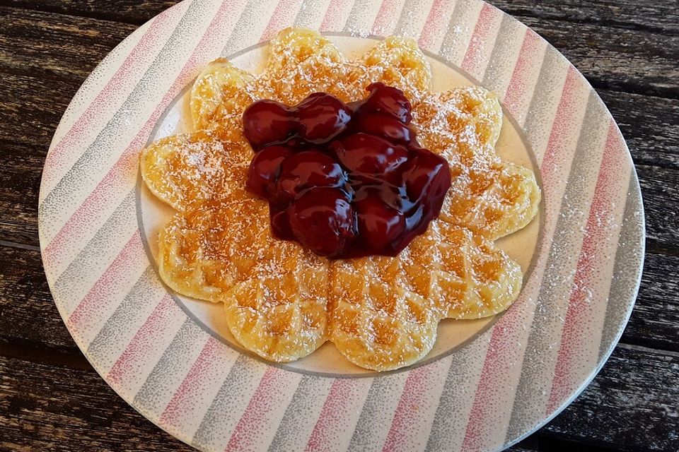 Waffeln mit heißen Kirschen