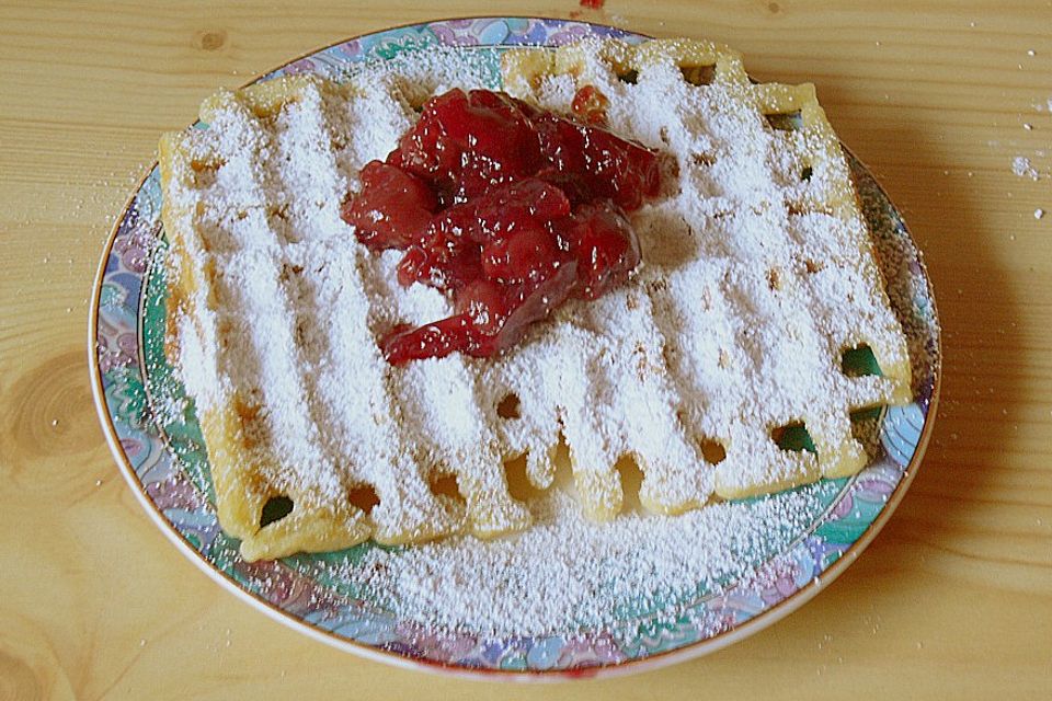 Waffeln mit heißen Kirschen