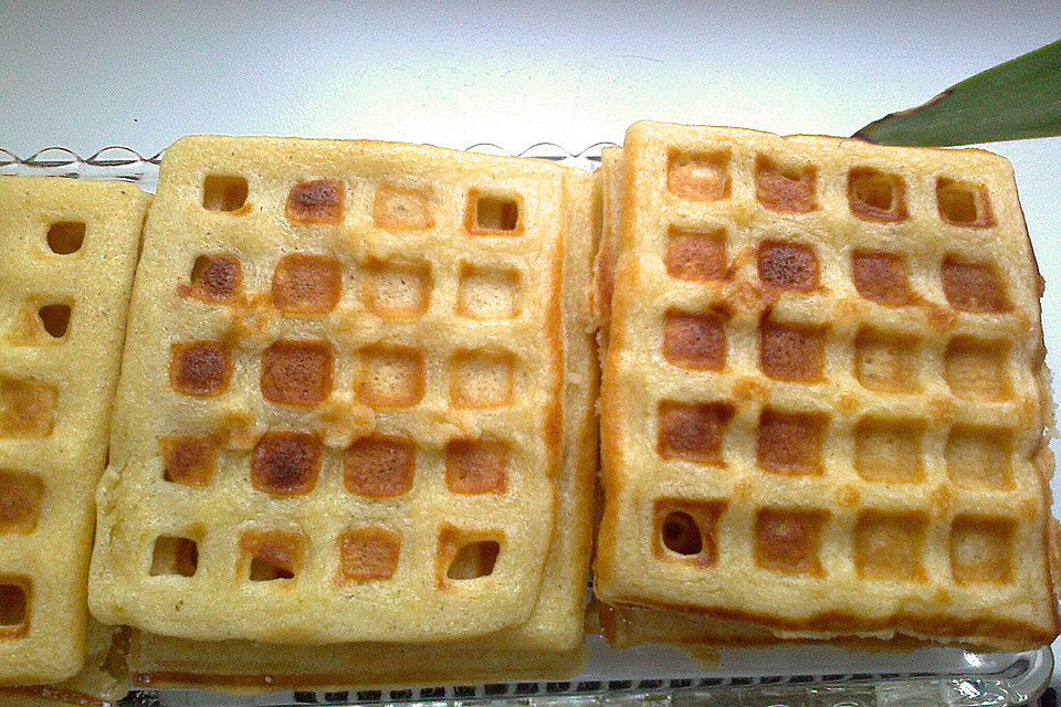 Waffeln mit heißen Kirschen