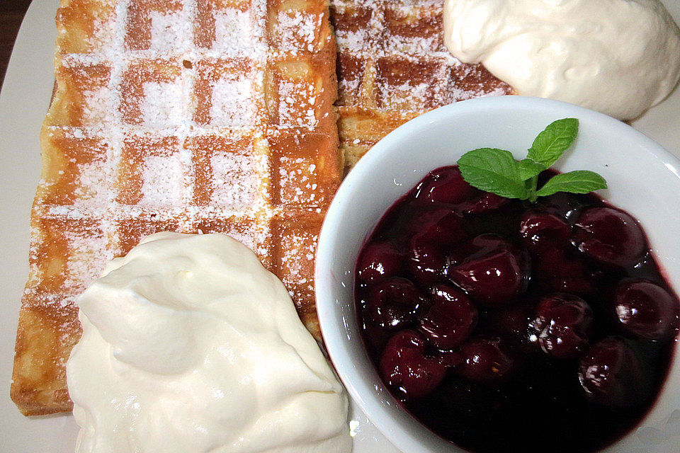 Waffeln mit heißen Kirschen