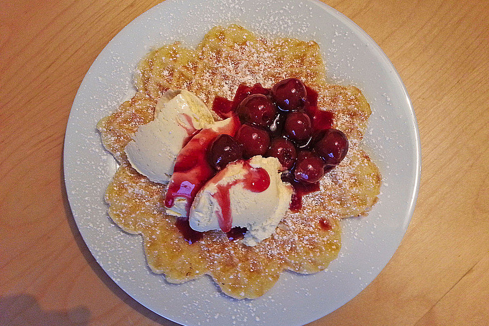 Waffeln mit heißen Kirschen