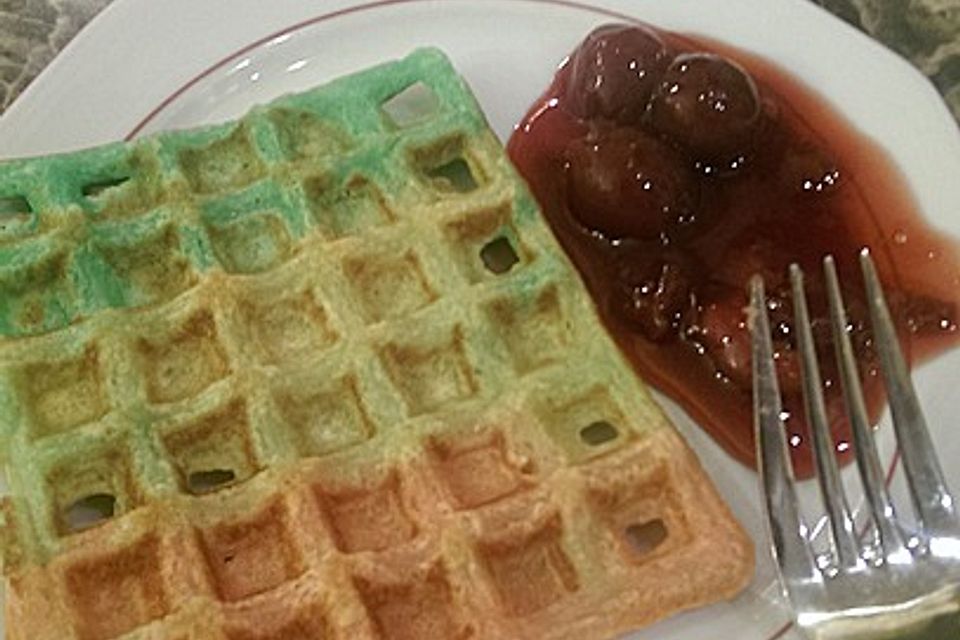 Waffeln mit heißen Kirschen