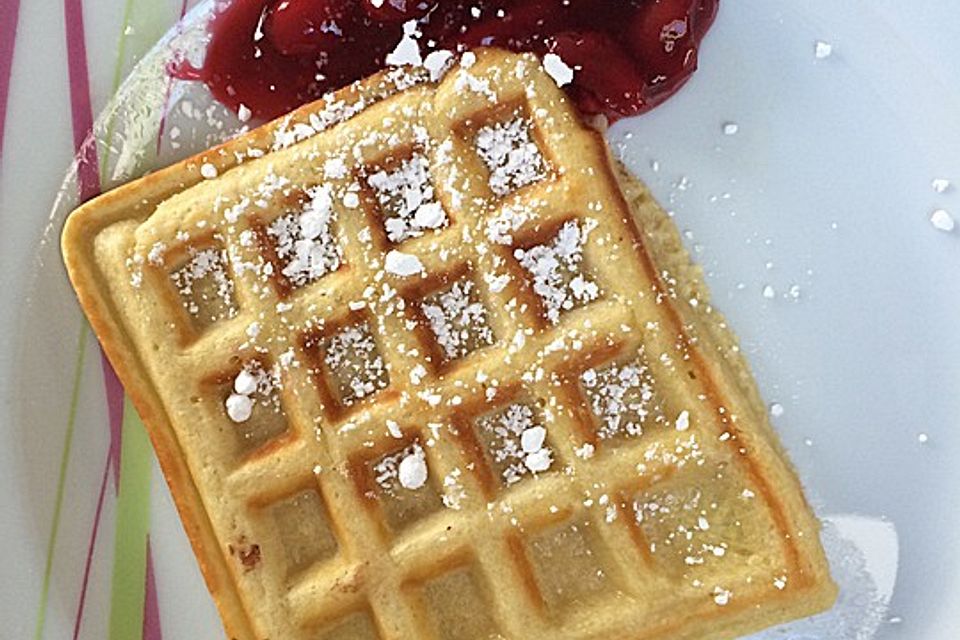 Waffeln mit heißen Kirschen