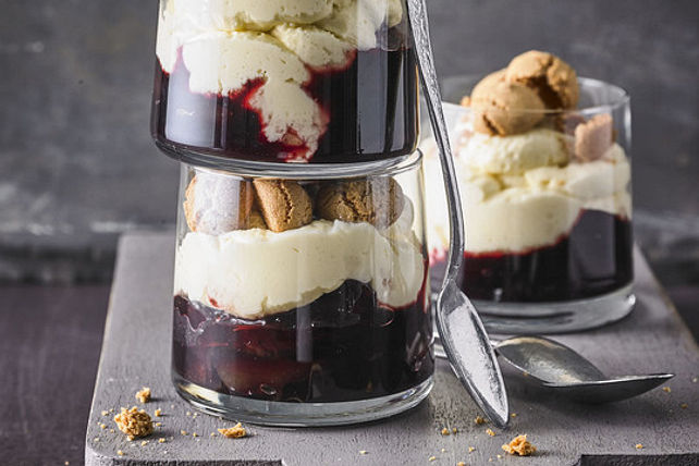 Amarettomousse mit Zimtpflaumen von chefkoch| Chefkoch