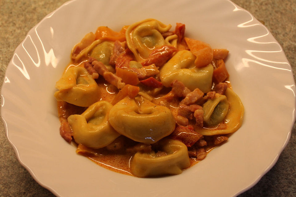 Tortellini in einer Speck - Sahne - Sauce