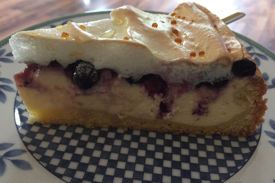 Beeren-Käsekuchen mit Baiserhaube