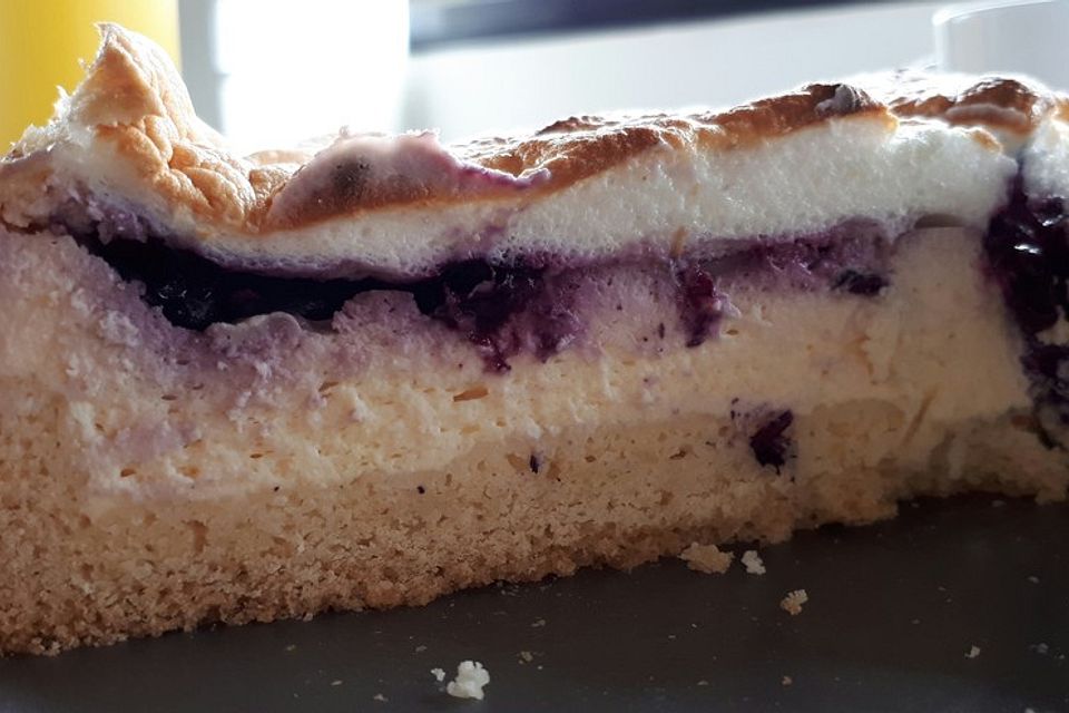 Beeren-Käsekuchen mit Baiserhaube